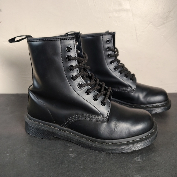 Doc Martens 1640 Boots Black Solid Mono Smooth Leather Lace Up Womens Size 7 - Picture 1 of 12